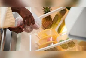 Enquanto algumas pessoas defendem que o alimento deve esfriar completamente antes de ser refrigerado, outras preferem armazená-lo logo após a refeição para evitar desperdícios.
