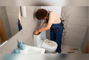 Identificar problemas com a caixa acoplada da descarga ajuda a fazer pequenos ajustes no vaso sanitário.
