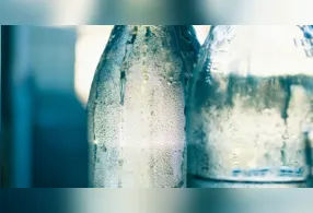 Com o avanço do El Niño e o aumento das temperaturas, truque alemão volta a ganhar destaque como alternativa caseira para refrescar pequenos ambientes sem ar-condicionado.
