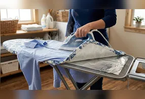 O papel alumínio funciona como uma base térmica para desamassar as roupas com mais rapidez.