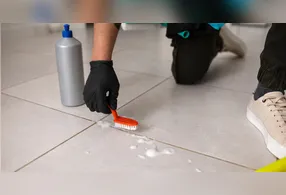 O uso frequente de cloro líquido pode provocar pequenas fissuras na massa branca que une os azulejos do banheiro