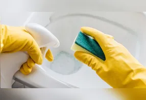 O vinagre também é amplamente usado na limpeza da casa, na remoção de manchas das roupas e em diversos truques caseiros que ganharam popularidade nos últimos anos.