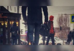 Entre a pressa de fugir da chuva e a liberdade de senti-la, a psicologia aponta o que andar sem guarda-chuva pode revelar sobre a personalidade de uma pessoa.