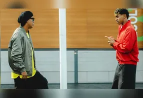 Ronaldinho impressiona em desafio com Lamine Yamal, mostrando que a habilidade permanece. Assista ao momento imperdível e conheça as estrelas do futebol.