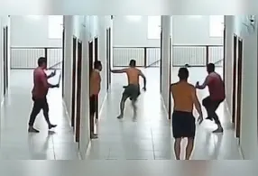 Um dos homens aparecer armado com um facão.