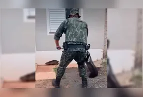 No local, os policiais realizaram a captura utilizando técnicas adequadas de contenção, garantindo a segurança do roedor e dos moradores.
