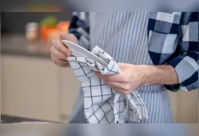 Descubra um método simples e eficiente para deixar seus panos de prato limpos e sem manchas usando água fervente, limão e sabão natural.