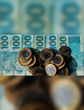 O 13º salário é pago aos trabalhadores formais contratados pelo regime da Consolidação das Leis do Trabalho (CLT).