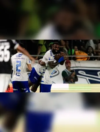 Jogadores do Cruzeiro comemoram gol de Arroyo, que garantiu a vitória sobre o Remo no Baenão.