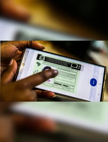 Descubra como obter a Carteira Nacional de Habilitação gratuitamente em 2026 através do programa CNH Social e quem pode se inscrever.