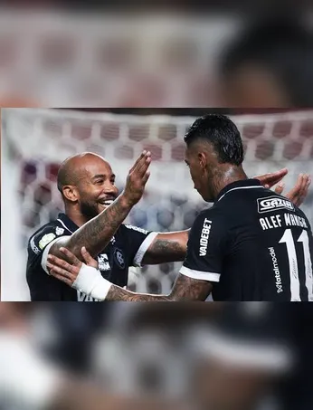 Patrick e Alef Manga comemoram um dos gols que garantiu a classificação do Remo