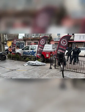O crime foi registrado por câmeras de segurança. Até o momento, nenhum suspeito foi preso.