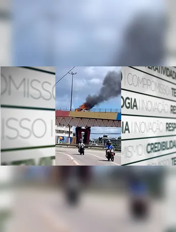 Imagens que circulam nas redes sociais mostram uma imensa nuvem de fumaça que se formou por conta do incêndio.