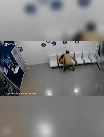 Câmeras de segurança registraram o momento em que ela é abordada por um homem que tenta roubar seu celular.