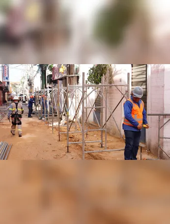 Após desabamento no Comércio, pedestres podem circular novamente em parte da área. Trânsito de veículos continua interditado para segurança.