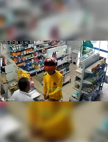 O suspeito chegou com roupa de empresa, se passou por cliente e acabou assaltando