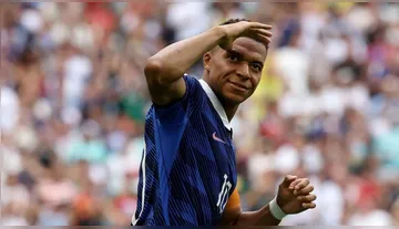 Imagem ilustrativa da imagem Mbappé marca duas vezes e assume artilharia histórica das Copas