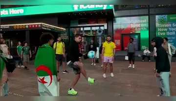 Imagem ilustrativa da imagem Jogador do Remo joga futebol com torcedores na Times Square; veja o vídeo