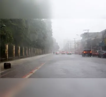Imagem ilustrativa da imagem Belém amanhece com chuva e sob alerta; veja previsão e trânsito