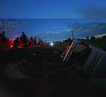 Imagem ilustrativa da imagem Tombamento de ônibus deixa uma vítima fatal e vários feridos na BR-230