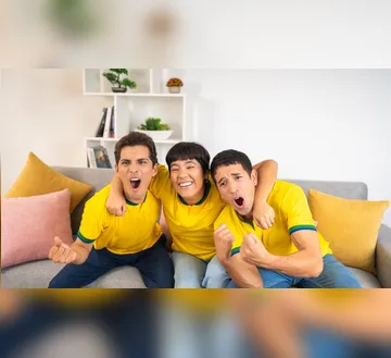 Imagem ilustrativa da imagem Grito de gol na Copa exige cuidados para evitar lesões nas cordas vocais