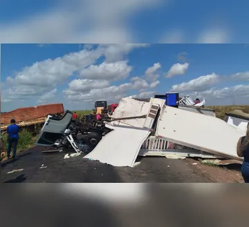Imagem ilustrativa da imagem Caminhoneiro morre em colisão entre veículos pesados na BR-155