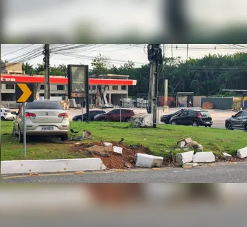 Imagem ilustrativa da imagem Carro invade canteiro em rotatória na avenida Júlio César em Belém