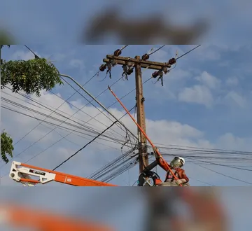 Imagem ilustrativa da imagem Poste tomba após colisão e deixa fios espalhados em rua em Belém