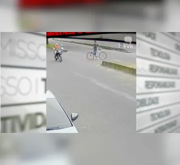 Imagem ilustrativa da imagem Vídeo: Mototaxista é atingido por madeira transportada em bicicleta