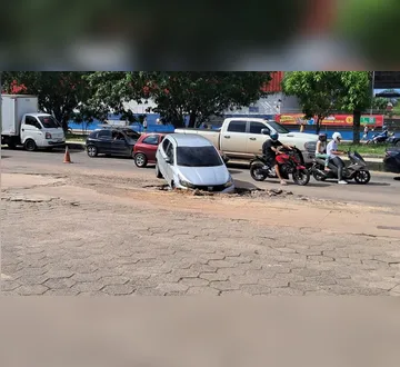 Imagem ilustrativa da imagem VÍDEO: carro cai em cratera em via de Ananindeua