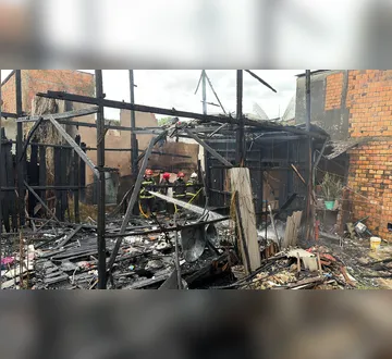 Imagem ilustrativa da imagem VÍDEO: incêndio atinge vila e destrói casas em Belém