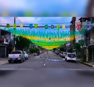 Imagem ilustrativa da imagem Rua enfeitada para a Copa ganha cores do Brasil e chama atenção