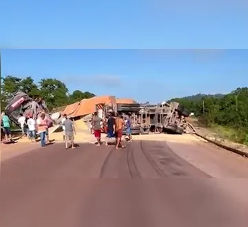 Imagem ilustrativa da imagem Caminhoneiro morre em colisão entre carretas na BR-163 no Pará