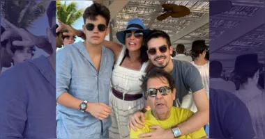Faustão apareceu ao lado da esposa e dos filhos em registro compartilhado por João Silva durante homenagem de Dia das Mães.