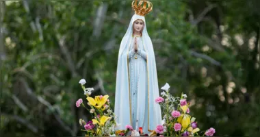 Fiéis celebram o Dia de Nossa Senhora de Fátima com missas, procissões e momentos de oração em várias partes do mundo.