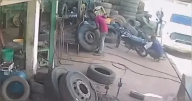 O trabalhador fazia o reparo no pneu quando o equipamento estourou com força. O impacto da explosão atingiu diretamente uma das mãos do profissional.