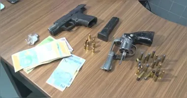 Armas e dinheiro boliviano foi apreendido pelos suspeitos