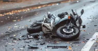 Condutor caiu da motocicleta, mas teria caído em cima do punhal que estava com ele, foi perfurado e morreu