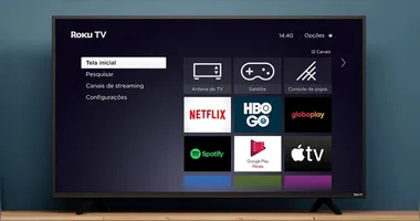 A Roku foi uma das pioneiras na popularização do streaming nas televisões, levando plataformas como Netflix e YouTube para as telas por meio de dispositivos conectados e smart TVs.