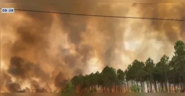 Pelo menos 68 bombeiros ficaram feridos enquanto combatiam as chamas na França.
