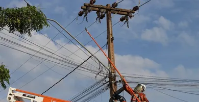 Imagem ilustrativa da imagem Poste tomba após colisão e deixa fios espalhados em rua em Belém
