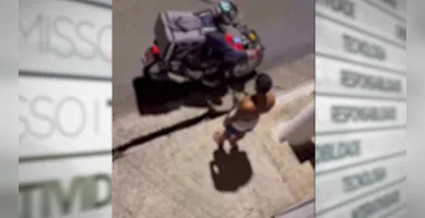 Imagem ilustrativa da imagem Vídeo: entregador de app pede código e leva compra sem concluir entrega