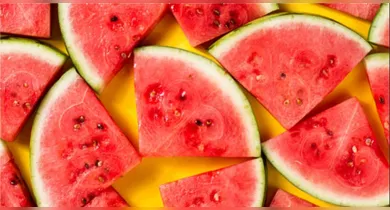 A superfície externa da melancia pode abrigar microrganismos como Salmonella e E. coli. Esses agentes, ao primeiro contato com a faca, são levados diretamente para a polpa.