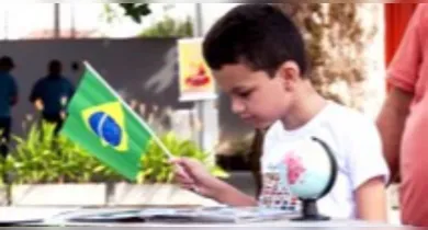 Anglerry Otávio tem interesse por futebol e geografia internacional.