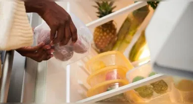 Enquanto algumas pessoas defendem que o alimento deve esfriar completamente antes de ser refrigerado, outras preferem armazená-lo logo após a refeição para evitar desperdícios.