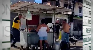 O episódio chamou a atenção de moradores e curiosos que pararam para ver o que estava ocorrendo