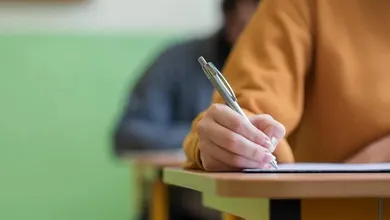 Levantamento reúne oportunidades imediatas e cadastro de reserva para profissionais da educação em todo o país.