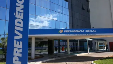 A presidente do INSS, Ana Cristina Viana, assina o documento e pede que a demanda seja repassada ao Ministério da Gestão e da Inovação em Serviços Públicos (MGI) até o final deste mês.