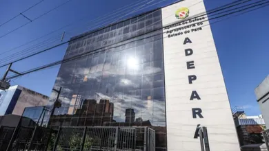 A jornada de trabalho é de 40 horas semanais para todos os cargos.