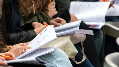A alteração modifica os Anexos I e II do Edital nº 12/2026, que estabelecem a distribuição dos servidores federais aprovados no certame.